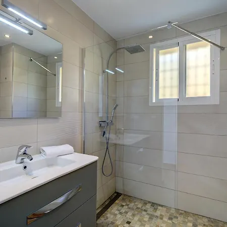 Apartment Elegant And Contemporary In Puerto Alto, Estepona